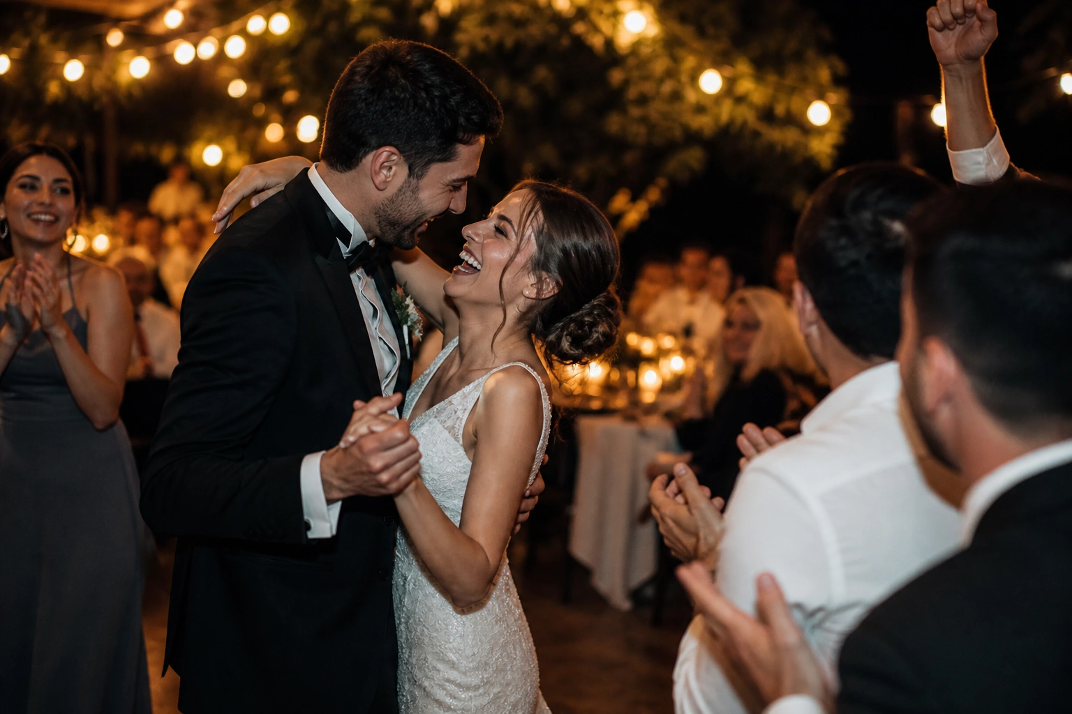 Akşam davetinde konukların arasında neşeyle dans eden gelin ve damat